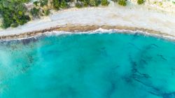 Il mare limpido e la spiaggia di Pissouri a Cipro.