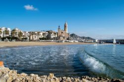 Il mare limpido e la spiaggia di Sitges in Spagna, siamo sulla costa della Catalogna