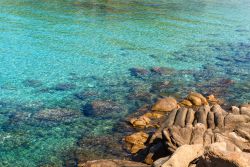 Il mare limpido e le rocce levigate della costa di Domus de Maria in Sardegna