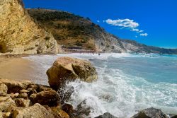 Il mare limpido e una spiaggia di Saranda, Albania meridionale