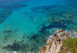 Il mare limpido nei pressi di Cala Sambuco vicino a Santa Teresa di Gallura