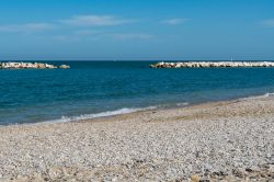 Il mare pulito e la spiaggia di ciottoli a Fano nelle Marche