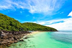 Il mare smeraldo della Thailandia: una spiaggi ...