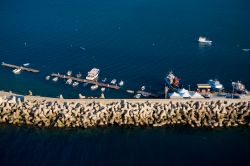 Il mare Tirreno e il molo di Sant'Agata di Militello, siamo in Sicilia
