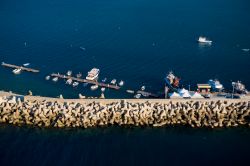 Il mare Tirreno e il molo di Sant'Agata di Militello, siamo in Sicilia