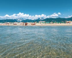Il mare trasparente della spiaggia di Marina di Pietrasanta in Toscana, costa della Versilia