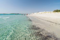 Il mare trasparente della spiaggia di Porto Pino, sud della Sardegna