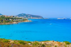 Il mare turchese della costa nord della Corsica, nei pressi di Isola Rossa