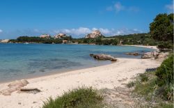 Il mare turchese e la sabbia bianca della spiaggia di Baia Sardinia in Sardegna, Costa Smeralda