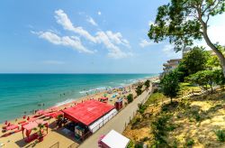 Il mare verde e la spiaggia di Obzor in Bulgaria - © Brenik / Shutterstock.com