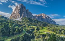 Il massiccio montuoso del Sassolungo visto da Santa Cristina in Val Gardena, Trentino Alto Adige. La sua vetta è stata raggiunta per la prima volta nell'agosto 1869.


