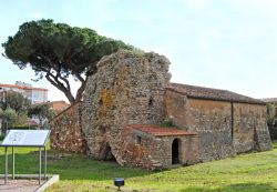 Il Mausoleo Romano di Caio Trebazio a Venturina Terme in Toscana - © AleMastro, CC BY 4.0, Wikipedia