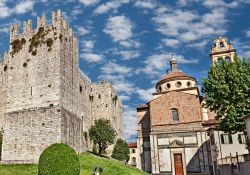 Il medievale Castello dell'Imperatore a Prato, Toscana. Costruito nel XIII° secolo per Federico II°, era a pianta quadrata con otto torri. Sullo sfondo, la chiesa di Santa Maria ...