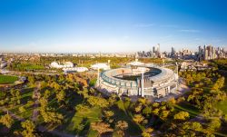 Il Melbourne Cricket Ground Stadium in una giornata d'autunno, stato di Victoria, Australia. Questo impianto sportivo polivalente può ospitare sino a 100 mila persone: è il ...