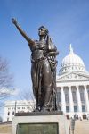 Il Memorial alle Donne davanti allo State Capitol Building di Madison, Wisconsin (USA).
