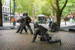 Il Memoriale ai Vigili del Fuoco Caduti nei pressi di Occidental Square, Seattle, Washington - © TS Photographer / Shutterstock.com
