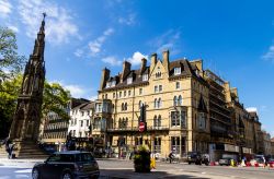 Il Memoriale dei Martiri a Oxford (Inghilterra) con il Randolph Hotel e l'Istituto Taylor in Magdalen Street - © Flik47 / Shutterstock.com