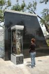 Il memoriale dell'uragano Katrina di Biloxi, Mississipi, Stati Uniti. L'altezza della parete indica l'ondata di 12 piedi, quasi 3,7 metri.


