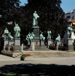 Il memoriale di Martin Lutero a Worms, Germania. Costruito da Ernst Rietschel nel 1868 in onore del riformatore tedesco, è considerato a livello mondiale come il più importante ...