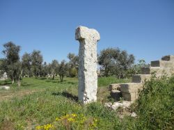 Il Menhir Vardare alla periferia di Diso in Salento, archeologia Puglia - © Lupiae, CC BY-SA 3.0, Wikipedia