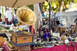 Il Mercatino del Pidocchietto, antiquariato ed oggettistica a Passignano sul Trasimeno in Umbria - © DeymosHR / Shutterstock.com