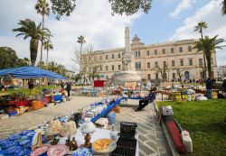 Il Mercatino dell'Antiquariato a Martina Franca in Puglia. Saimo in piazza Vittorio Veneto - © jorisvo / Shutterstock.com