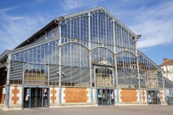 Il mercato al coperto di Niort, Francia. L'edificio vetrato che accoglie l'area mercatale cittadina venne costruito nel 1871- © pixinoo / Shutterstock.com