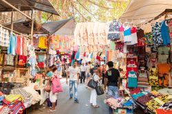 Il mercato cittadino di Port Louis, Mauritius, Africa, con bancarelle di abiti - © photosounds / Shutterstock.com