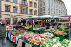 Il mercato contadino con prodotti freschi in Marktplatz a Lipsia, Germania - © Gaid Kornsilapa / Shutterstock.com