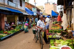 Il mercato di frutta e verdura al bazar di Chalai, Trivandrum, India - © Kasama S / Shutterstock.com