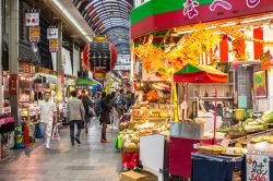 Il mercato di Kuromon Ichiba a Osaka, Giappone. Qui si possono acquistare cibo da strada, prodotti freschi e souvenirs - © JaysonPhotography / Shutterstock.com