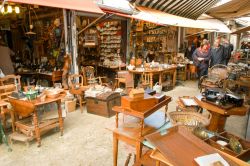 Il mercato di Les Puces de Saint-Ouen presso la Porte de Clignancourt a nord di Parigi  - © Stefano Ember / Shutterstock.com