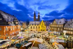 Il mercato di Natale fotografato dall'alto a Goslar (Germania) by night. A ospitarlo è la celebre Marktplatz con bancarelle che espongono prodotti d'artigianato e della gastronomia ...