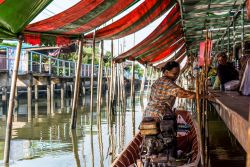 Il mercato galleggiante di Wat Takien a Nonthaburi, Thailandia. Qui si vendono prodotti freschi - frutta e verdura - coltivati nelle piantagioni locali - © PongMoji / Shutterstock.com