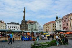 Il mercato nella piazza centrale di Olomouc, ...