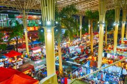 Il mercato notturno di Banzaan Night Bazaar a Patong in Thailandia - © eFesenko / Shutterstock.com
