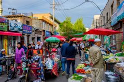 Il mercato pomerifinao Uyghur a Xining, la capitale dello Qinghai in Cina - © dinozzaver / Shutterstock.com