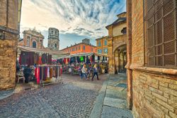 Il mercato settimanale in Piazza Piccola a Reggio Emilia, Emilia Romagna. Bancarelle di vario genere si trovano nel mercato organizzato settimanalmente in Piazza San Prospero (attuale nome di ...