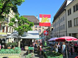 Il mercato settimanale nel centro storico di Porrentruy, in Svizzera - © Sonia Alves-Polidori / Shutterstock.com