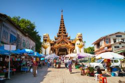 Il mercato tradizionale alla porta est della pagoda di Shwedagon a Yangon, Myanmar - © Sean Hsu / Shutterstock.com