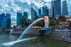 Il Merlion, simbolo di Singapore, nel tardo pomeriggio. Questa statua con la testa da leone e il corpo da pesce è stata disgenata per l'Ufficio del Turismo nel 1964 - © 220380898 ...