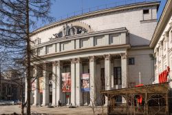 Il Military Officer's Community Center di Ekaterinburg, Russia. Costruita fra il 1938-1941, sino al 1946 è stata chiamata Casa dell'Armata Rossa - © Sergei Butorin / Shutterstock.com ...