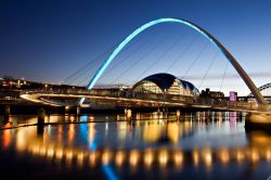 Il Millenium Bridge sul fiume Tyne, Nort East England