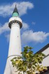 Il minareto bianco della Moschea di Azazie a Varna, Bulgaria, in una giornata di sole.



