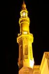Il minareto illuminato della Moschea di Jumeirah a Dubai, UAE. Fra i simboli della città, questa moschea che accoglie sino a 1200 fedeli ed è costruita in pietra bianca, secondo ...