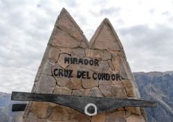 Il Mirador Cruz del Condor nel Colca Canyon, Perù. E' il miglior punto da cui osservare il volteggiare dei condor nel canyon.


