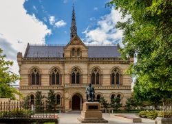 Il Mitchell Building dell'University of Adelaide, Australia. Primo edificio dell'università cittadina, la sua progettazione venne affidata nel 1877 all'architetto James MacGeorge.
 ...