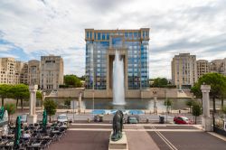 Il moderno Arco di Trionfo nel distretto di Antigone a Montpellier, Francia - © Mikhail Yuryev / Shutterstock.com