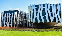 Il moderno edificio della KutxaBank a Vitoria Gasteiz, Spagna. Disegnato dall'architetto Moza, è sttao inaugurato al pubblico nel 2007 - © Ander Dylan / Shutterstock.com