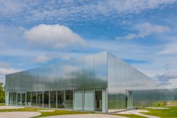 Il moderno museo d'arte del Louvre-Lens nella città di Lens, Passo di Calais (Francia) - © Takashi Images / Shutterstock.com